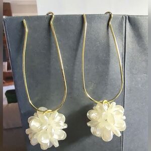 Gold Tone Magnolia Camelia Gardenia Floral Pearl Finish Earrings. NWT